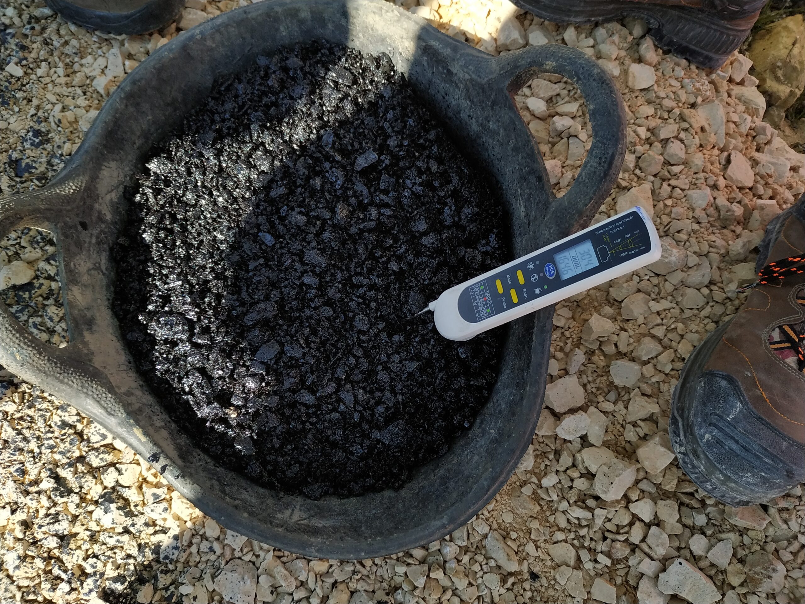 Control de calidad en obra civil con muestras de hormigón y casco de seguridad