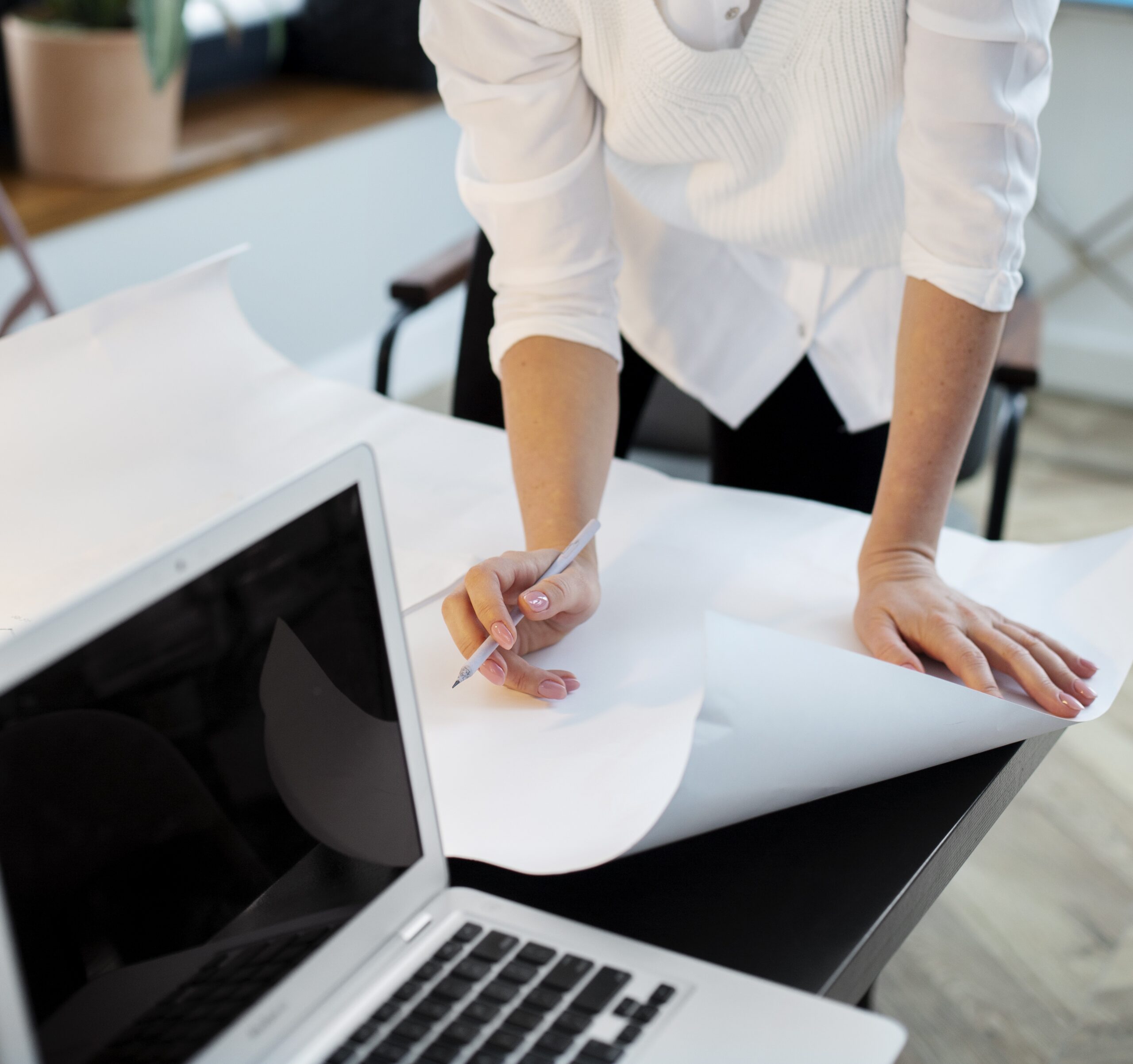 Elaboración de documentación técnica para licitaciones con portátil y planos